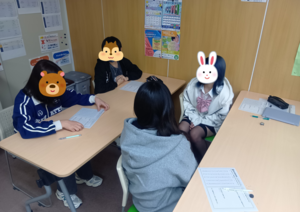 白　オレンジ　パステル　シンプル　かわいい　チェック柄　ノート風　高校　文化祭　三つ折りパンフレット.png