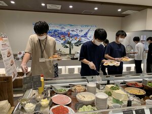 寛太、たいち、蟹井朝食.jpg