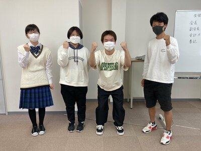 4人でがんばる生徒会.jpg