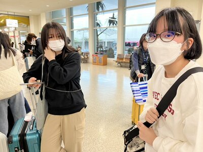 あみちゃんとさくら那覇空港到着.jpg