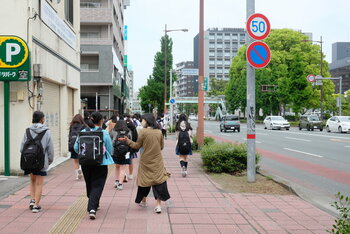 【熊本】１年生の避難訓練と地域散策を行いました。