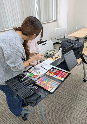 【熊本】ヘアメイク専攻（初級）の授業の様子です