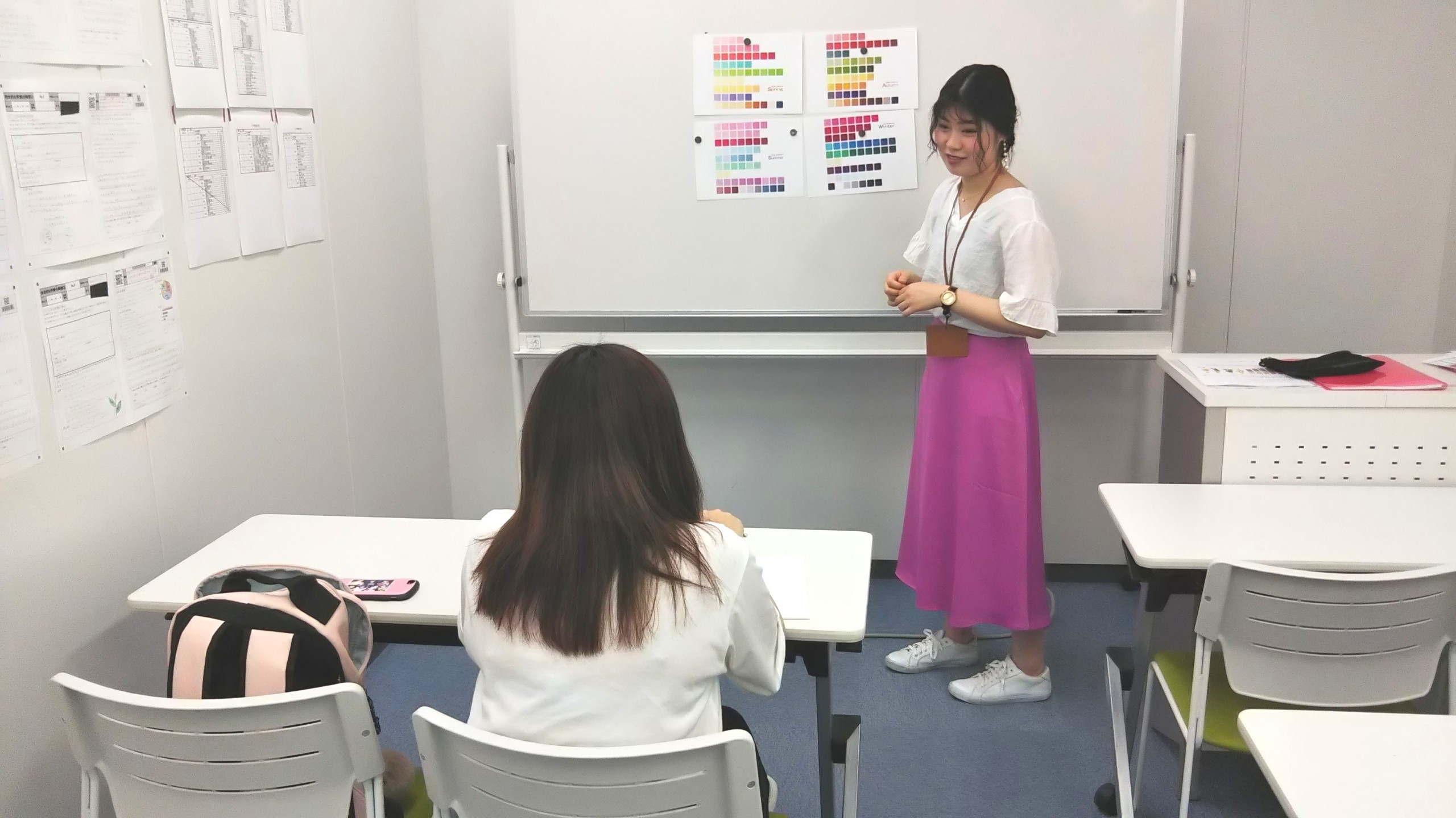 【京都】メイク・美容コースのヘアメイクの授業☆