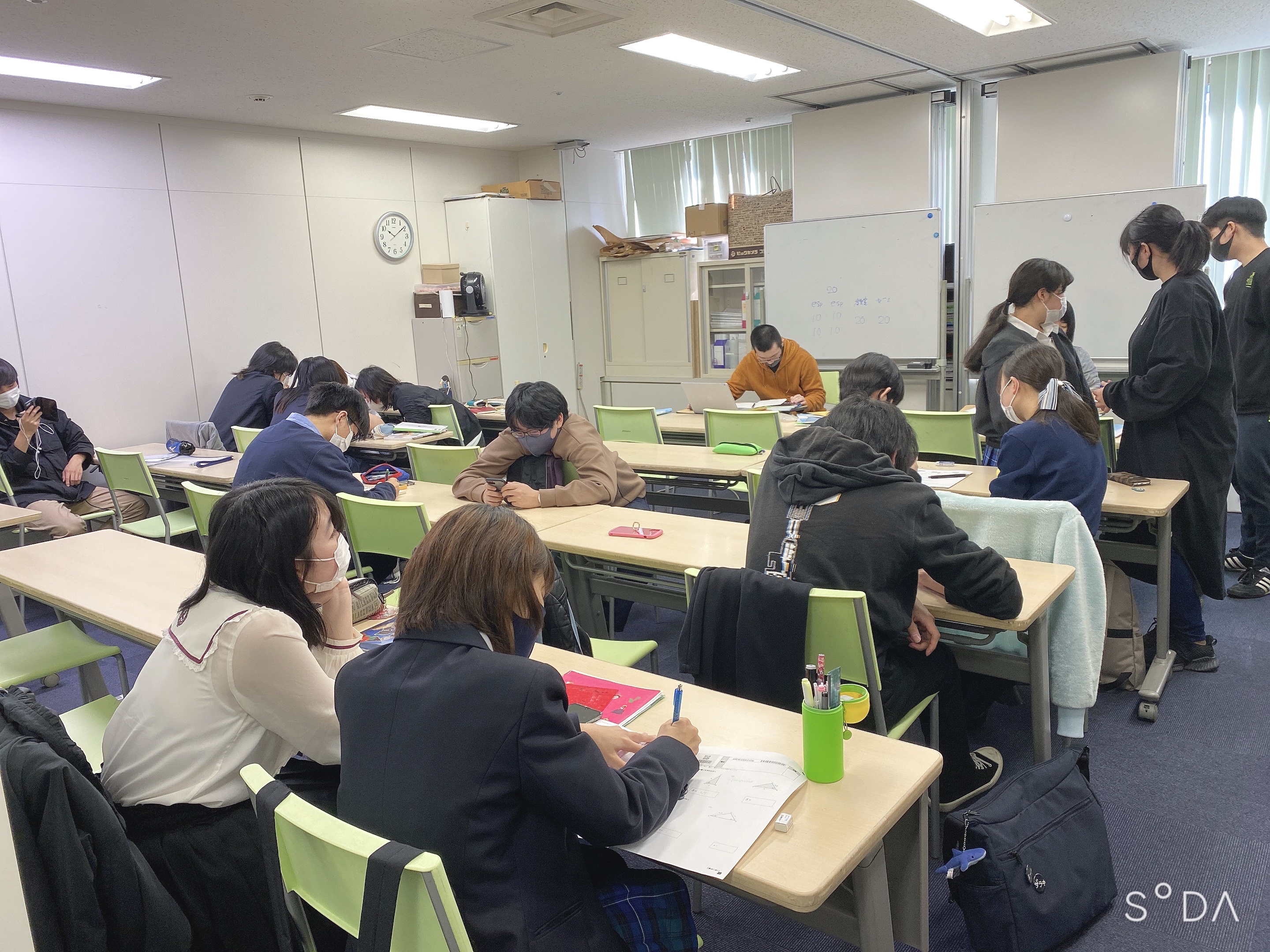 https://www.hchs.ed.jp/campus/nagoya/images/%E3%83%9E%E3%83%B3%E3%82%AC%E3%80%80%E3%83%AC%E3%83%9D%E3%83%BC%E3%83%88%E3%80%80%E5%85%A8%E4%BD%93.jpeg