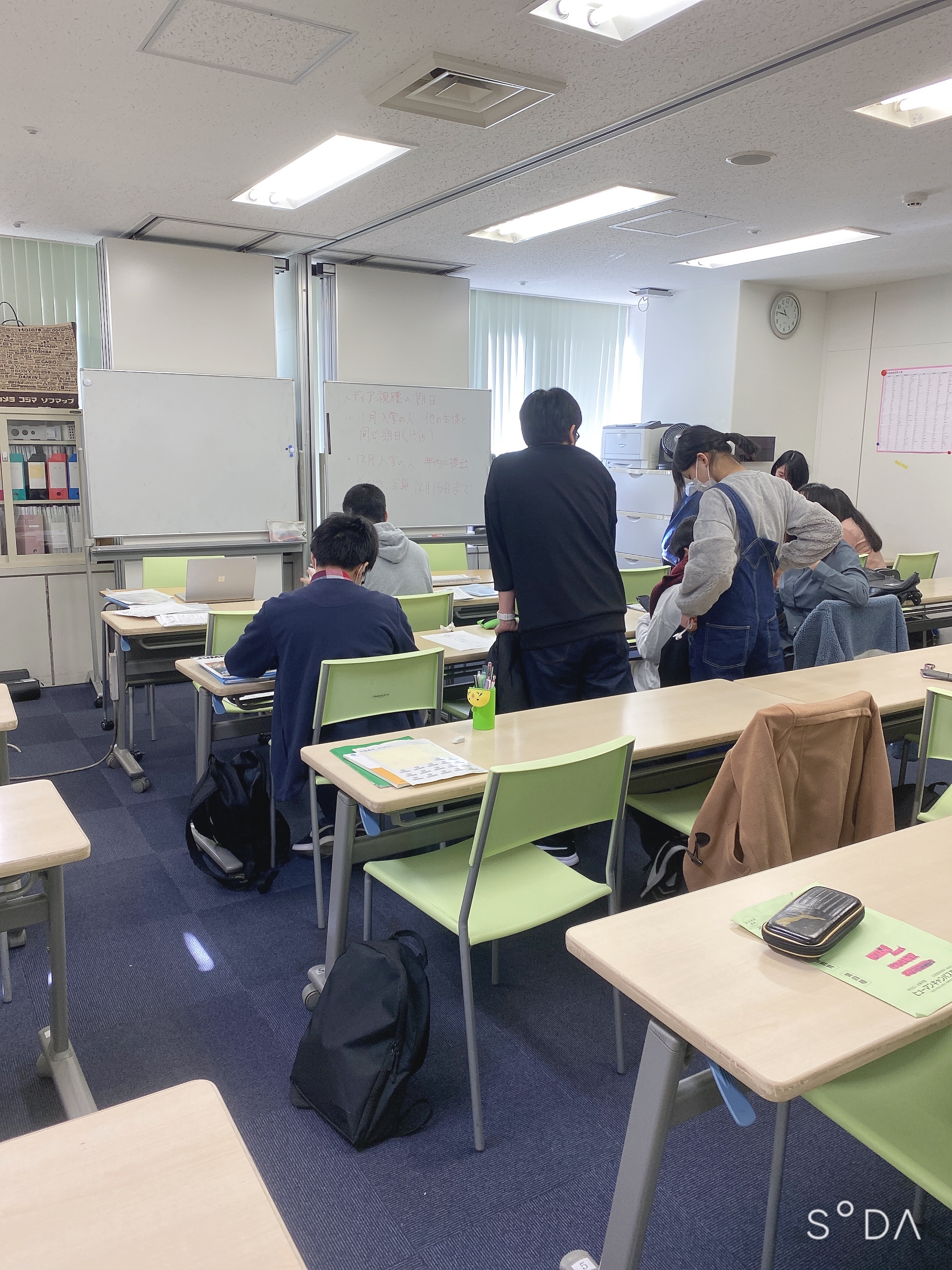 https://www.hchs.ed.jp/campus/nagoya/images/%E3%83%9E%E3%83%B3%E3%82%AC%E3%83%BB%E3%82%A4%E3%83%A9%E3%82%B9%E3%83%88%E3%80%80%E3%82%A2%E3%83%8B%E3%83%A1%E3%81%AE%E8%A9%B1%E3%81%97%E3%81%A6%E3%81%84%E3%82%8B%E9%A2%A8%E6%99%AF.jpeg