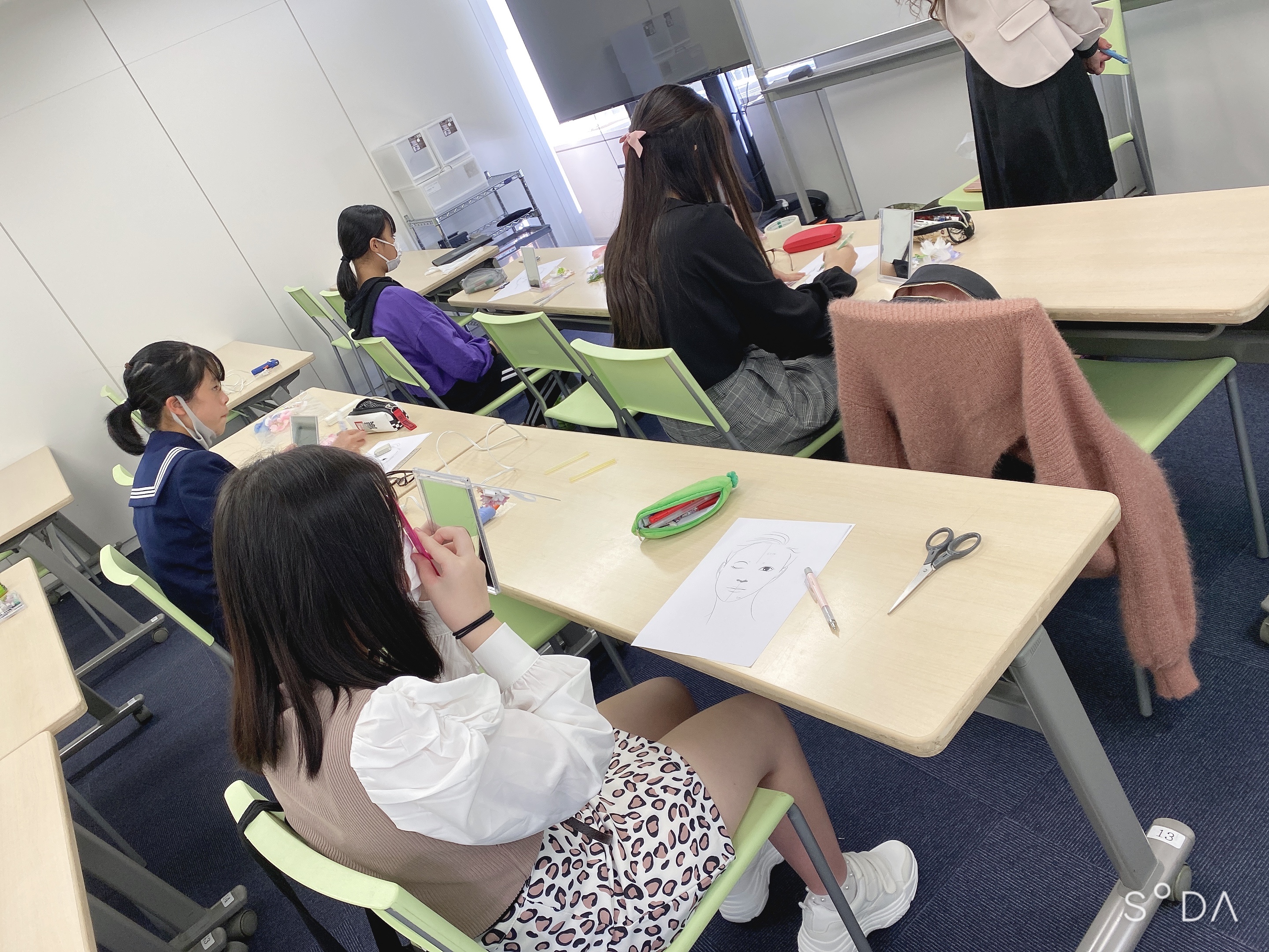 https://www.hchs.ed.jp/campus/nagoya/images/%E3%83%A1%E3%82%A4%E3%82%AF%E3%80%80%E9%A1%94%E3%81%AE%E5%AF%BE%E6%AF%94%E3%80%80%E3%81%BF%E3%82%93%E3%81%AA.jpeg