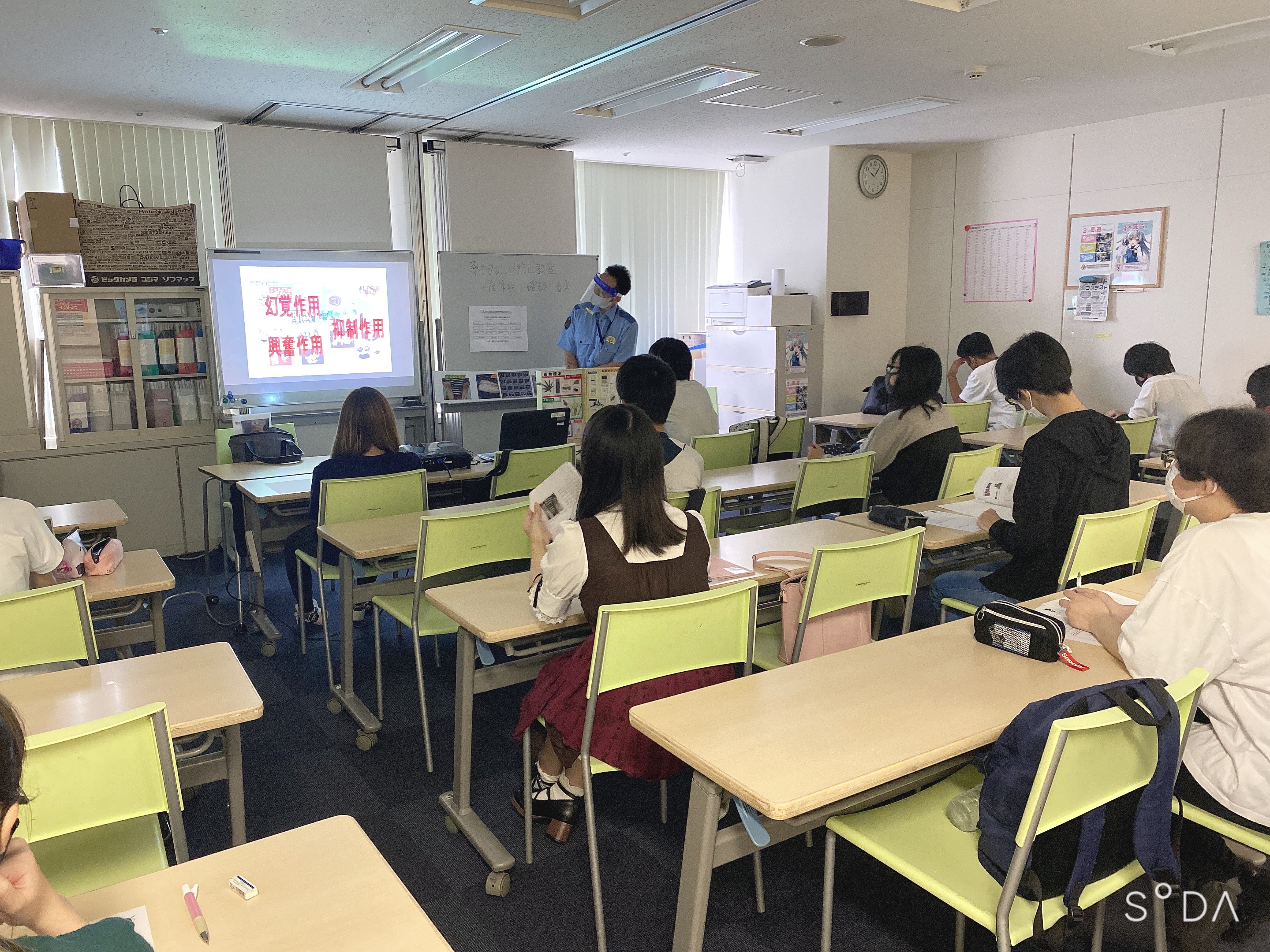 https://www.hchs.ed.jp/campus/nagoya/images/%E8%96%AC%E7%89%A9%E4%B9%B1%E7%94%A8%E3%80%80%E5%85%A8%E4%BD%93%E5%86%99%E7%9C%9F.jpeg