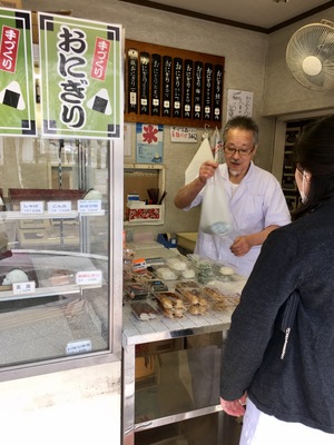 お団子屋さん 店内.jpg