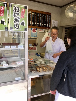 お団子屋さん　店内.jpg