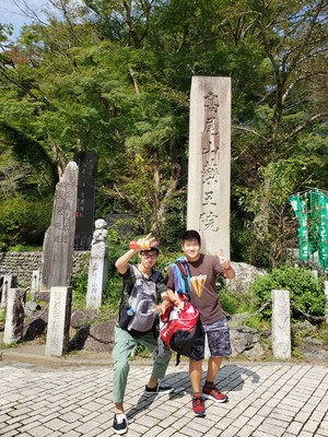 記念碑の前で(銀・松本).jpg