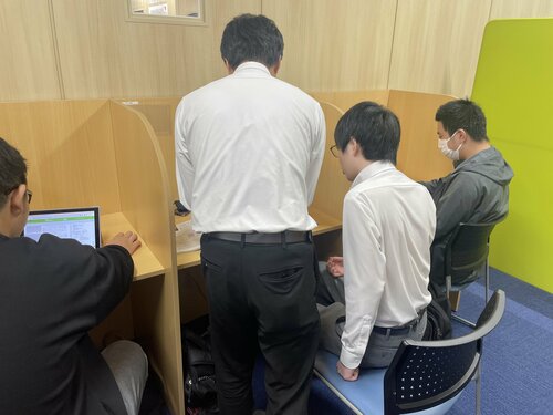 【なんば】みんなで並んでレポート学習📝