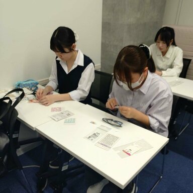 【仙台駅前】★メイク・美容専攻★デコサングラス制作中！😎