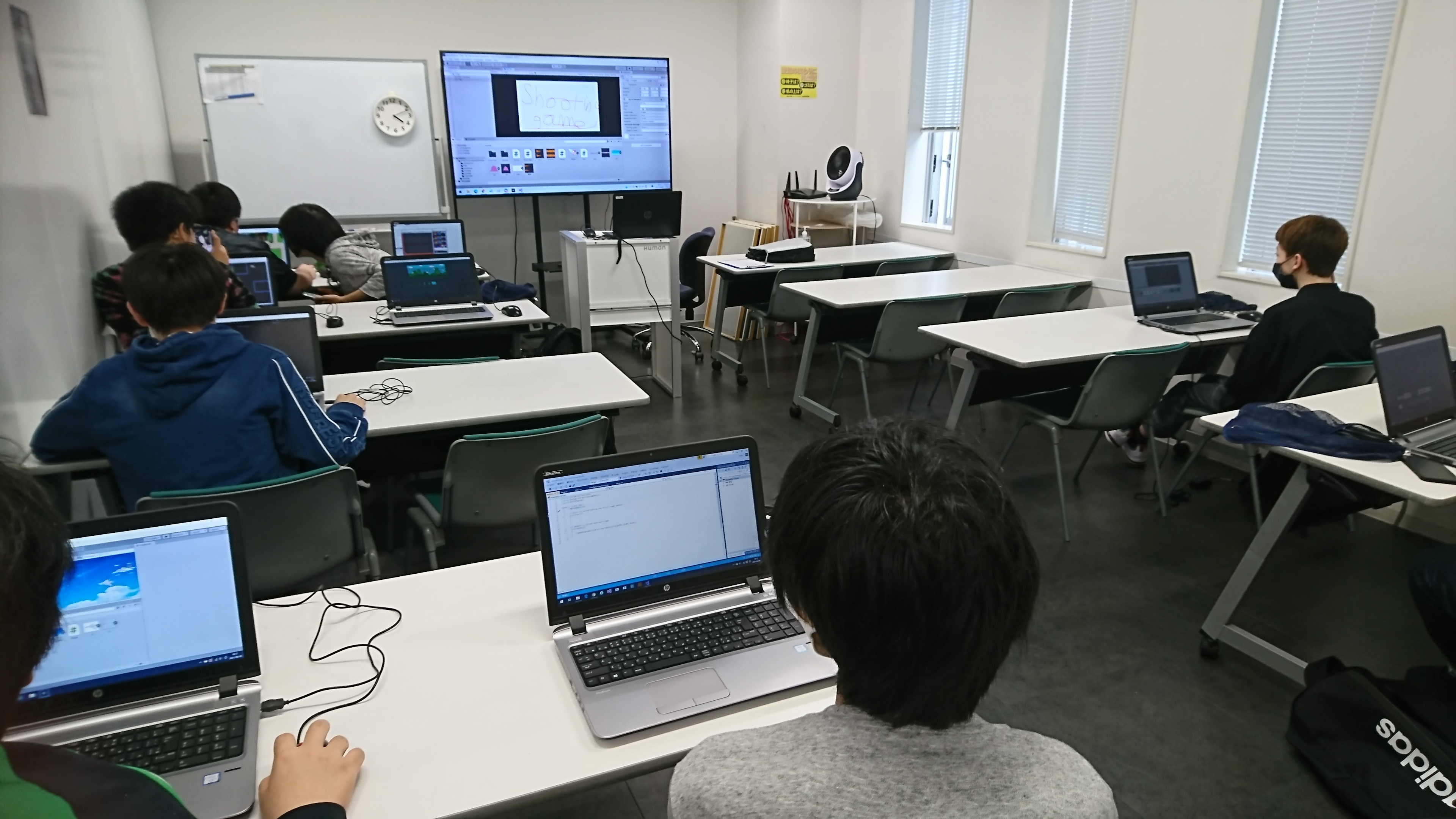 https://www.hchs.ed.jp/campus/sendai/images/%E3%82%B2%E3%83%BC%E3%83%A0%E3%83%97%E3%83%AD%E3%82%B0%E3%83%A9%E3%83%9F%E3%83%B3%E3%82%B0.JPG