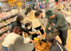 LINE_ALBUM_20221130生徒会お楽しみ会　買い出し_221201_0.jpg