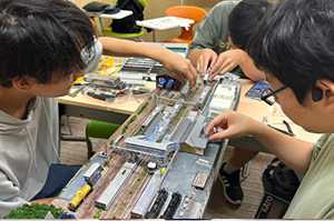 “鉄道好きの甲子園”で今年こそ上位入賞を！「鉄道サービス専攻」が鉄道模型コンテスト2024に出展！
